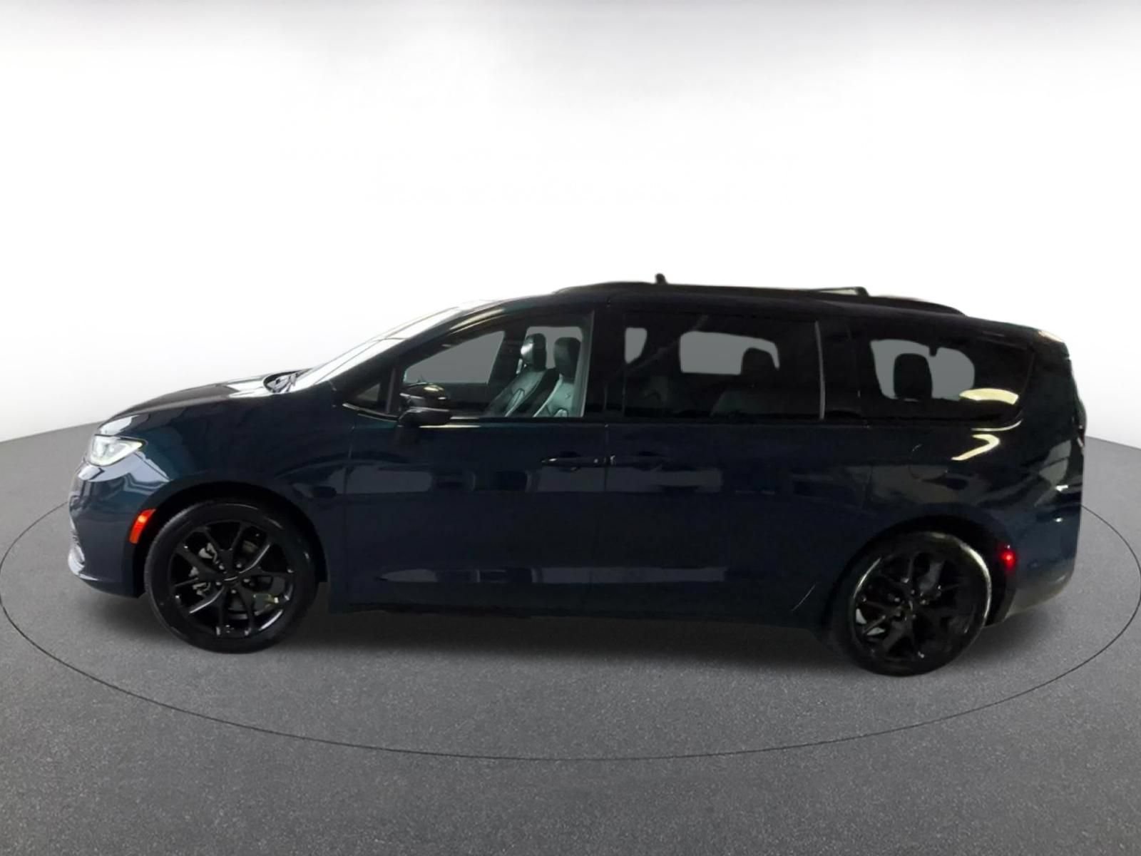 Thumbnail: 2025 Chrysler Pacifica - 8