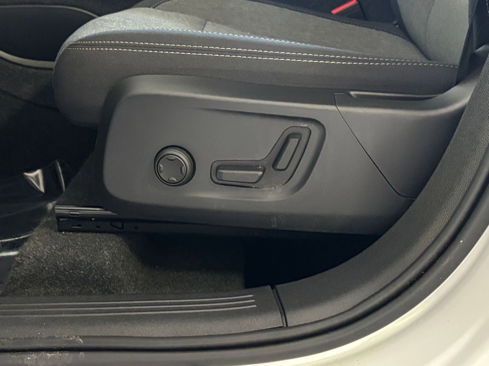 Thumbnail: 2024 Volvo XC40 - 23