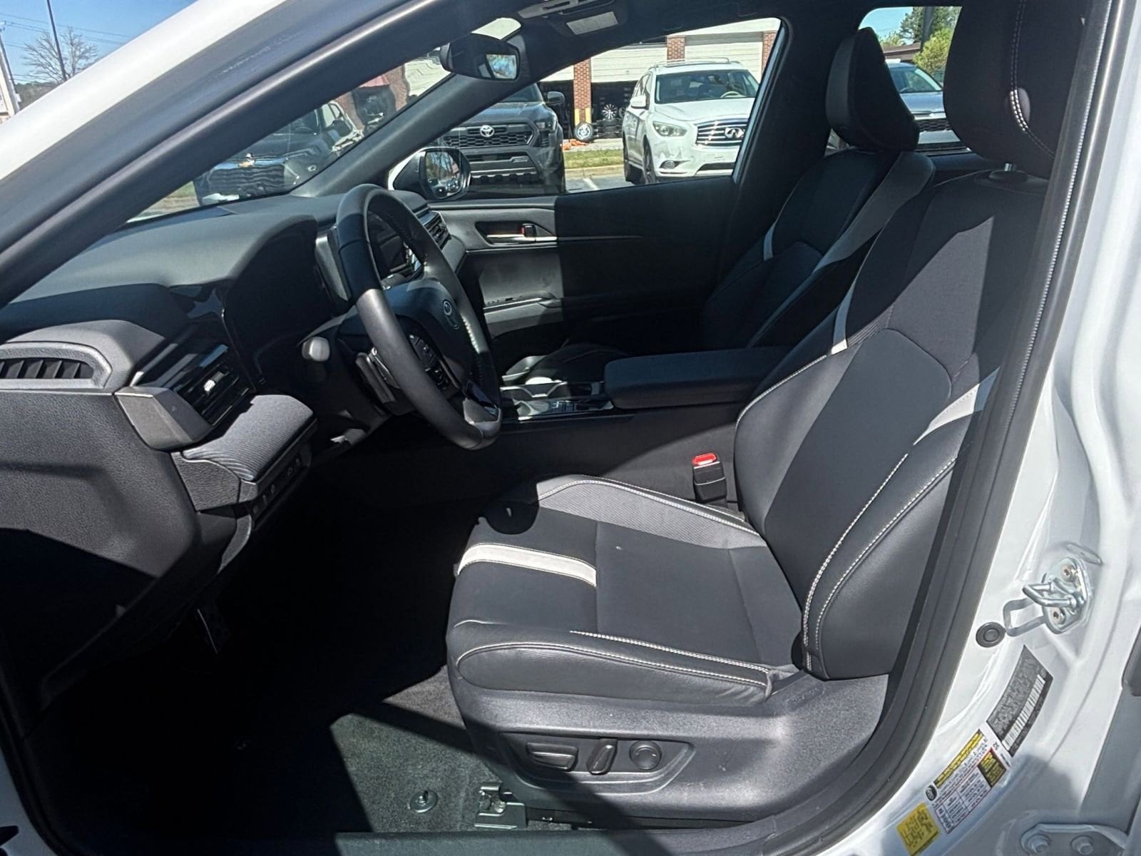 Thumbnail: 2025 Toyota Camry - 32