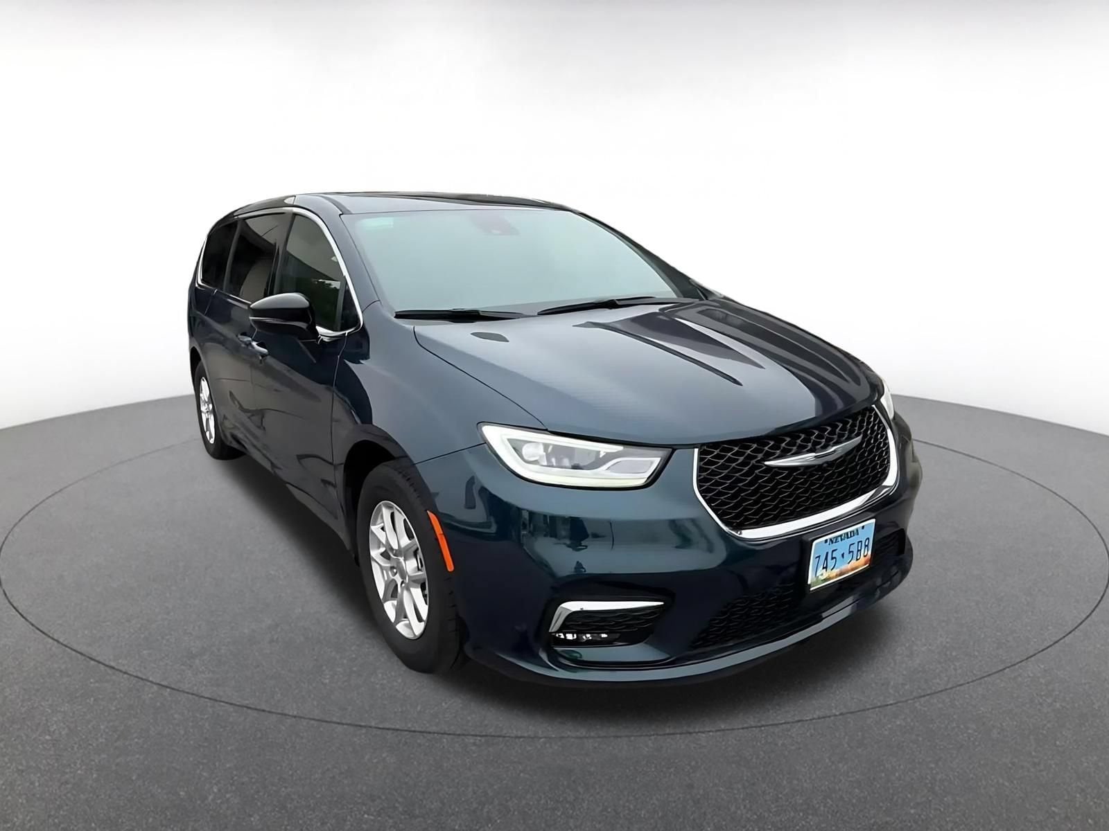Thumbnail: 2025 Chrysler Pacifica - 3