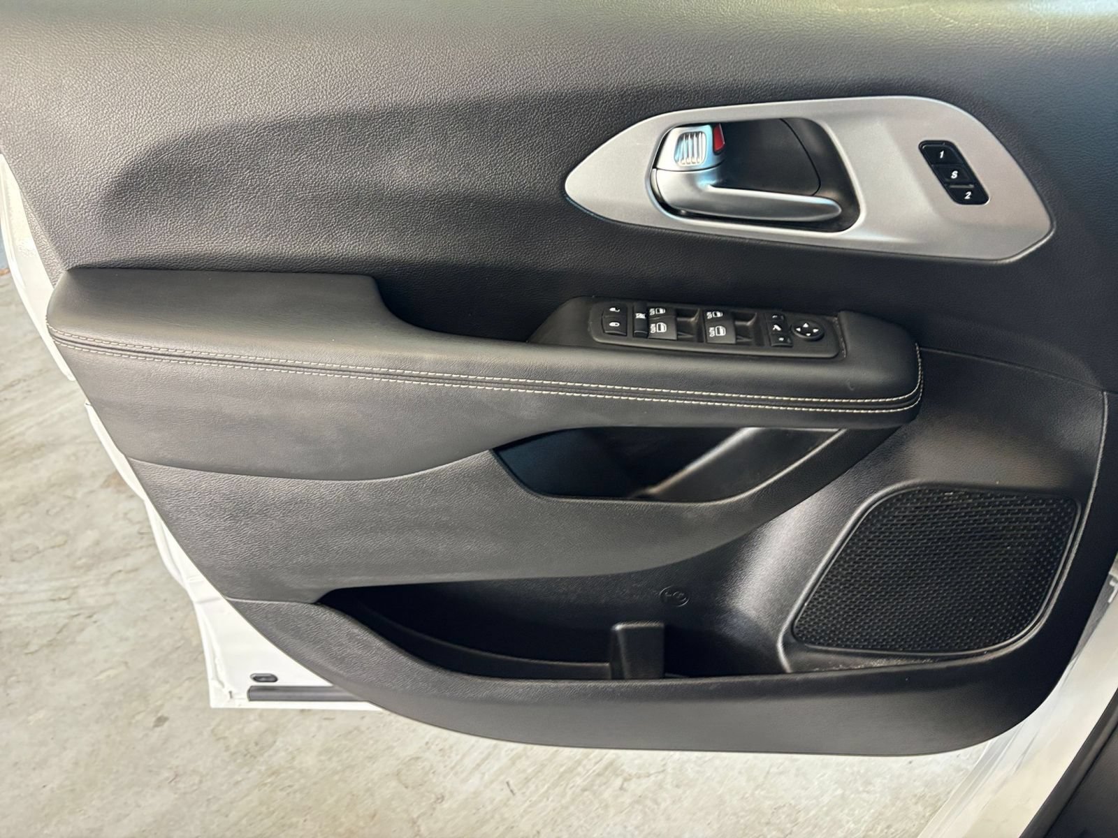 Thumbnail: 2025 Chrysler Pacifica - 18