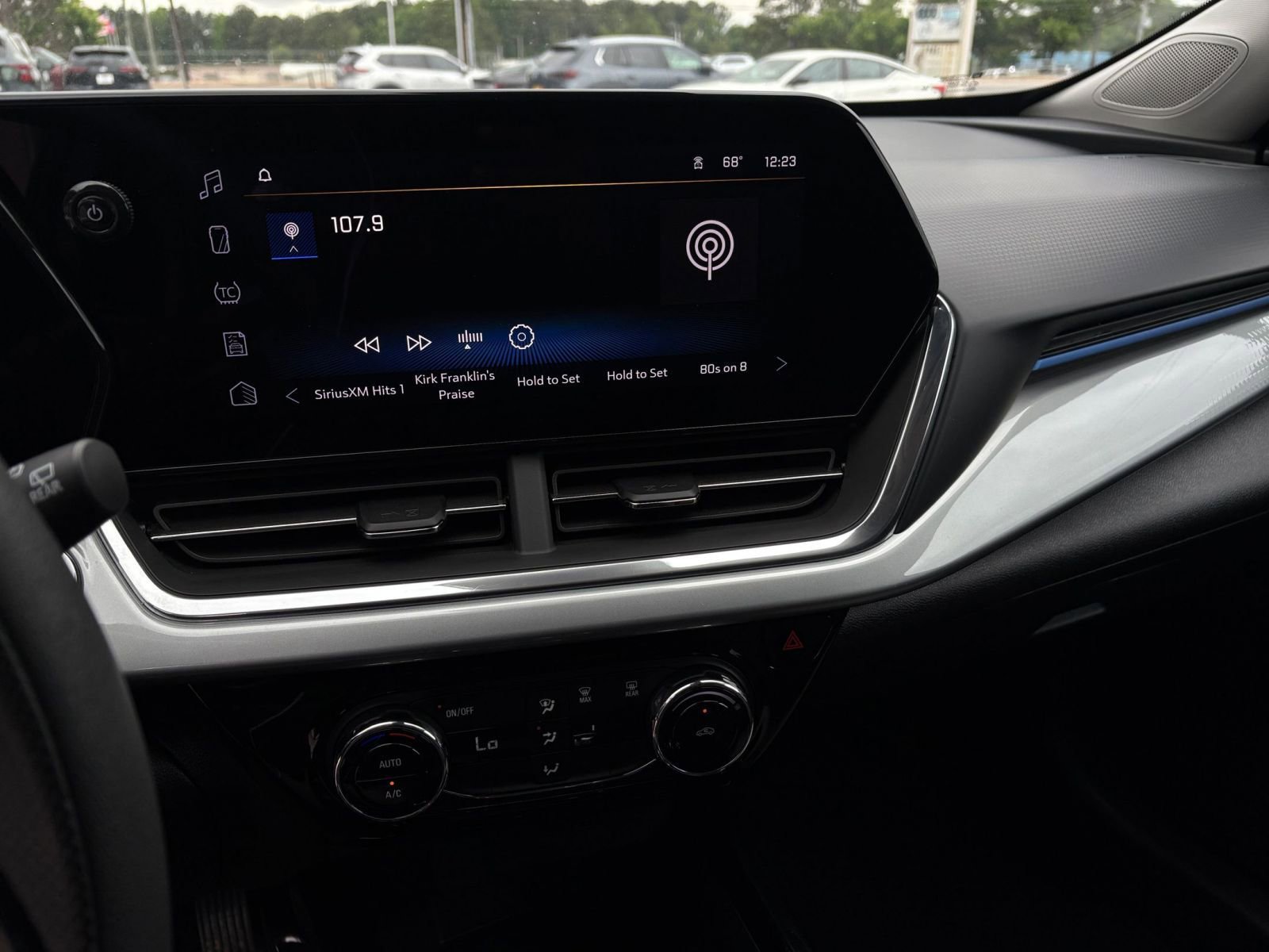 Thumbnail: 2025 Chevrolet Trax - 25