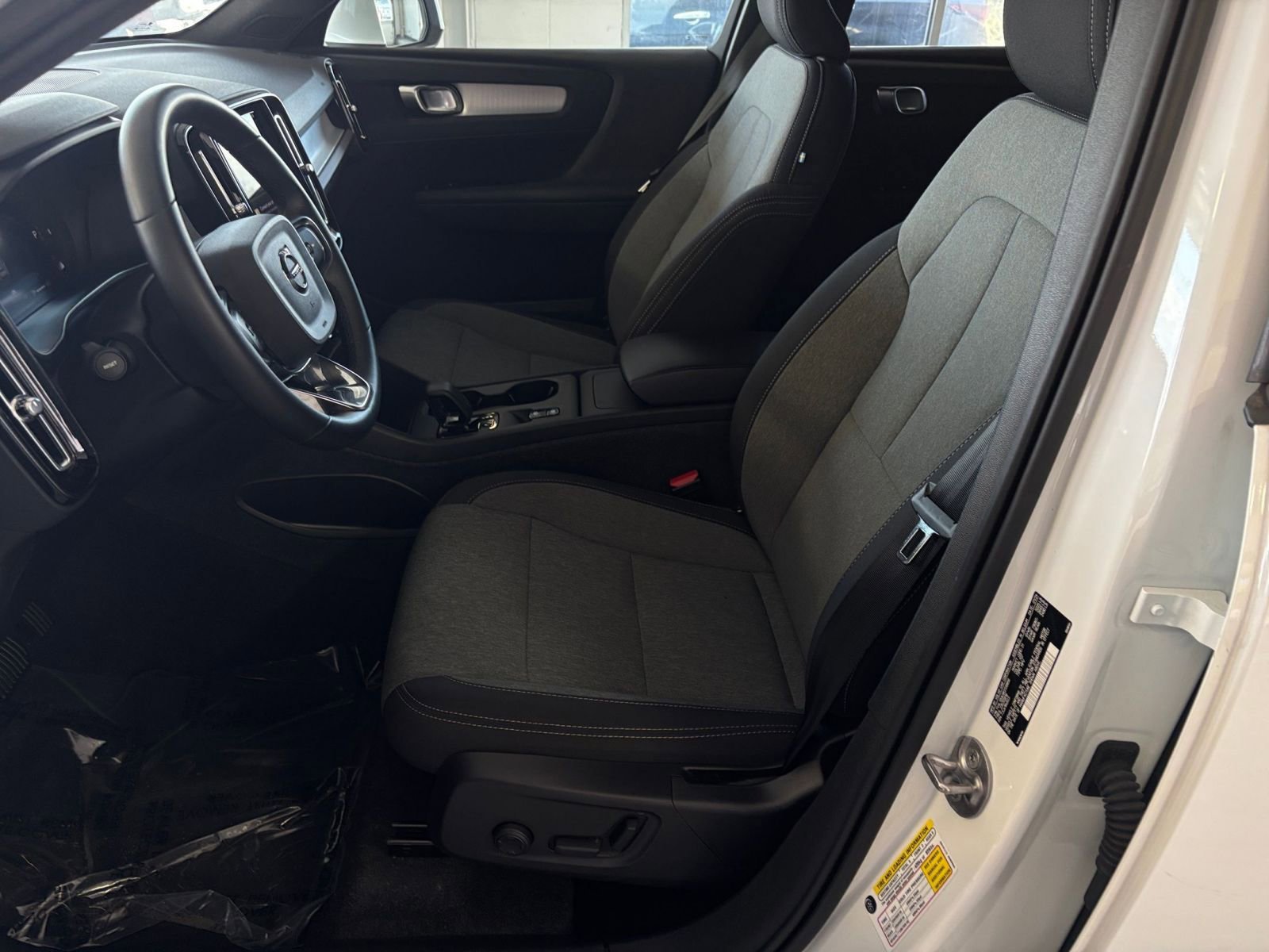 Thumbnail: 2024 Volvo XC40 - 27