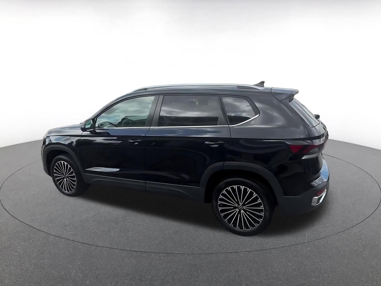 Thumbnail: 2025 Volkswagen Taos - 12