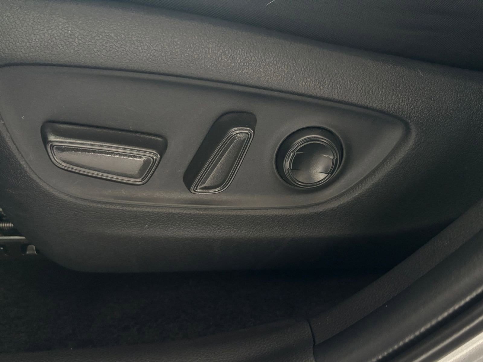 Thumbnail: 2025 Toyota RAV4 - 29