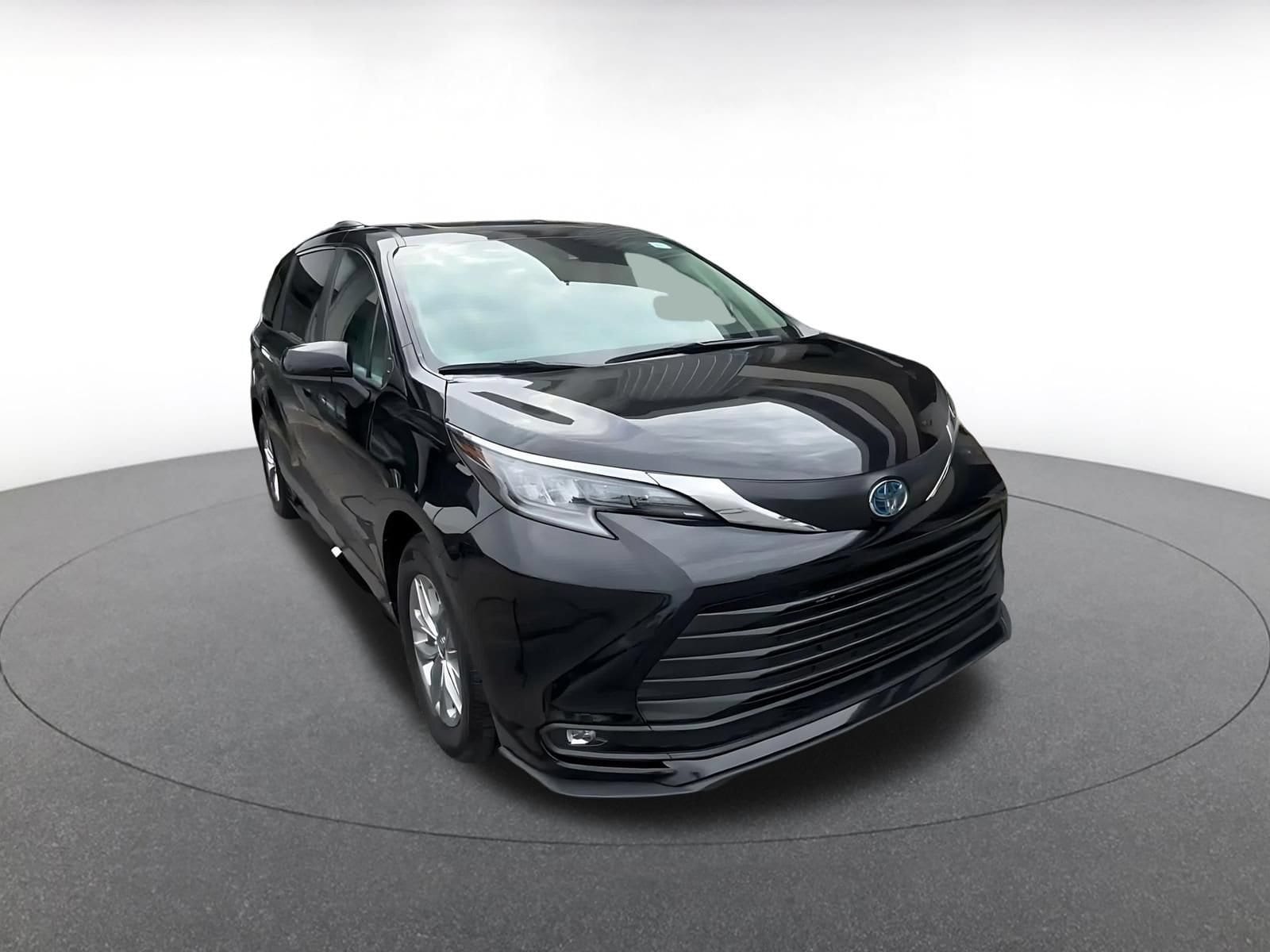 Thumbnail: 2025 Toyota Sienna - 3