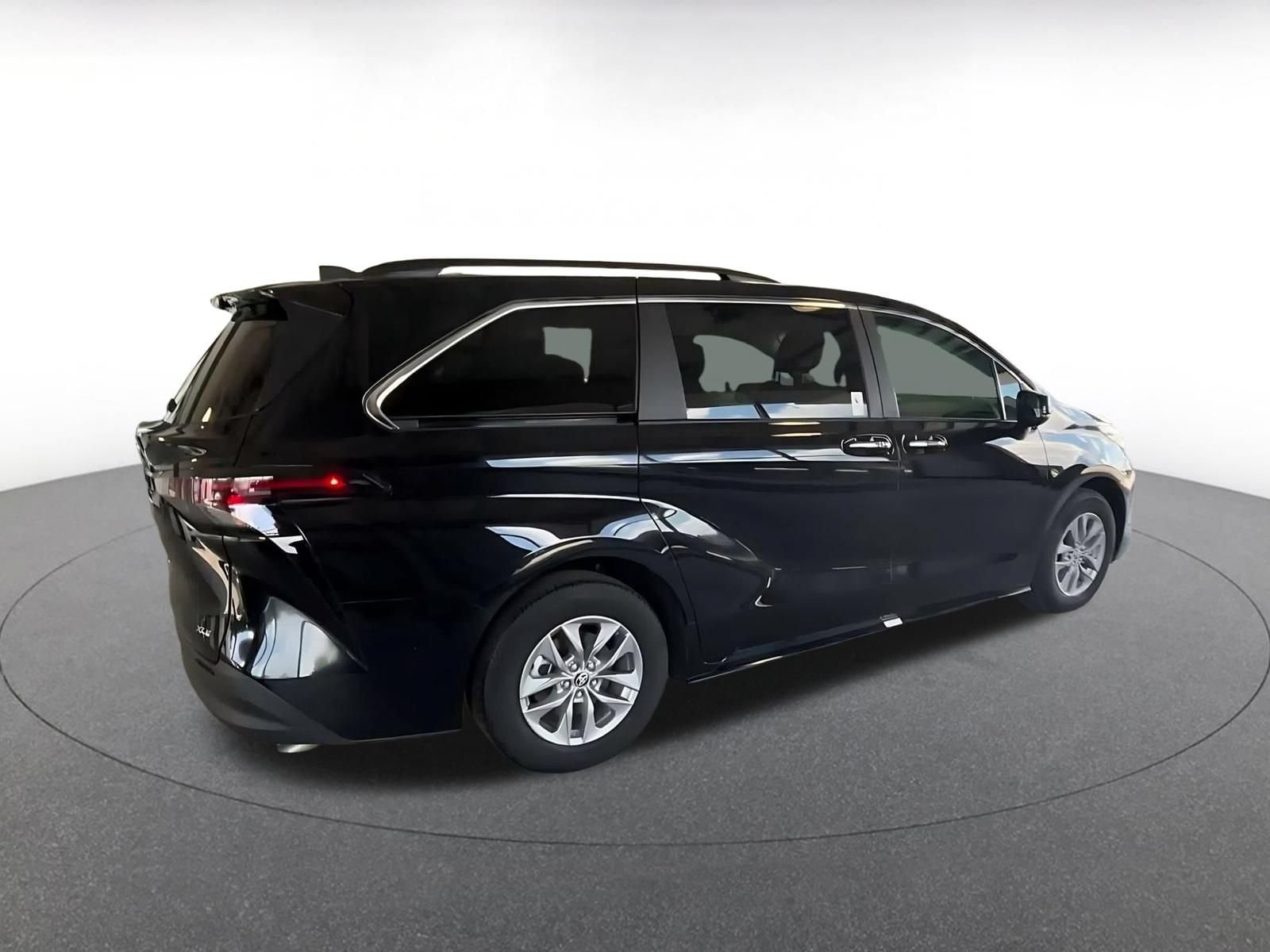 Thumbnail: 2025 Toyota Sienna - 14