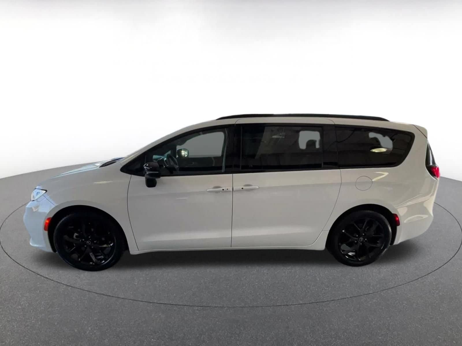 Thumbnail: 2025 Chrysler Pacifica - 8