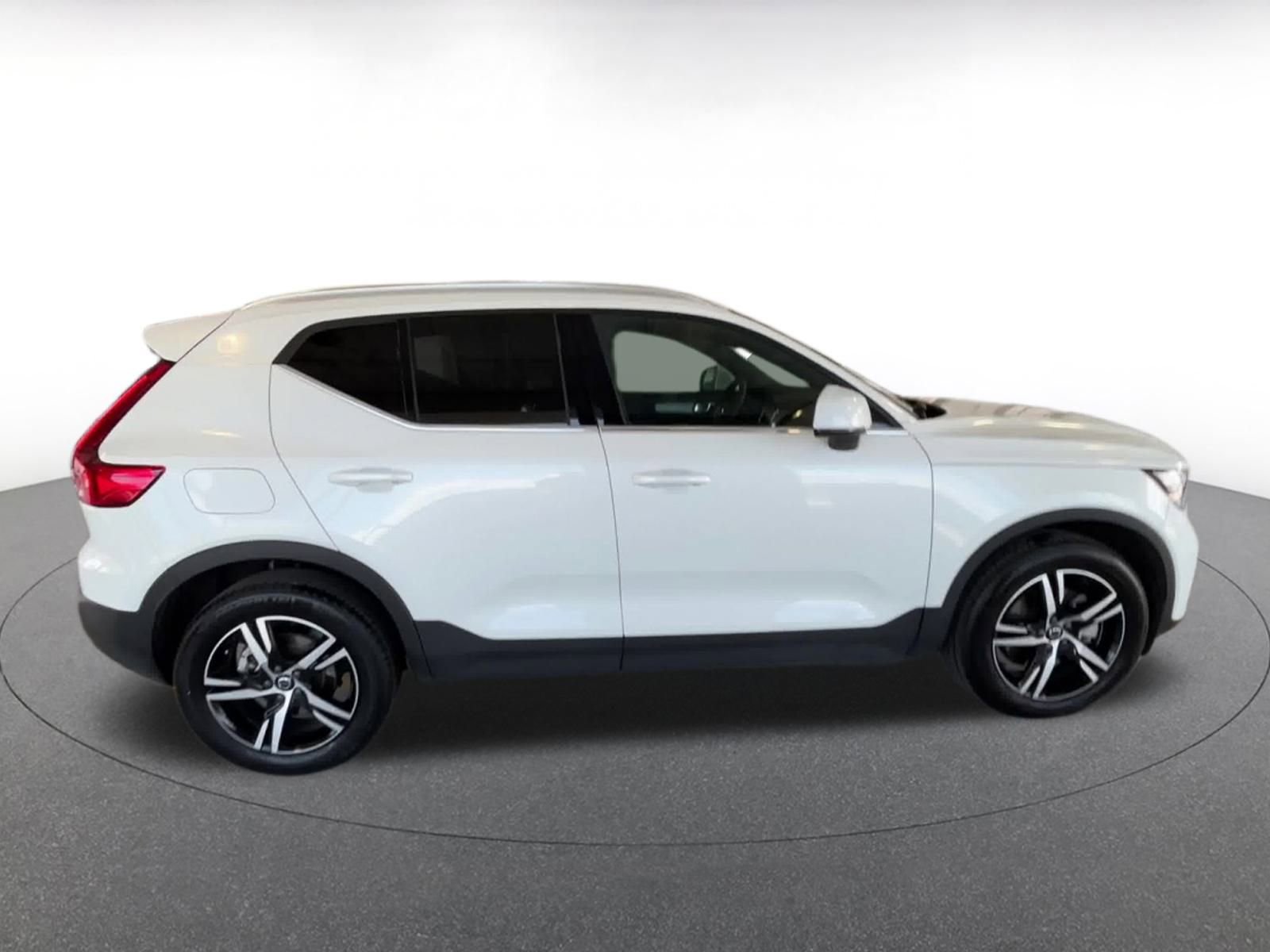 Thumbnail: 2024 Volvo XC40 - 16