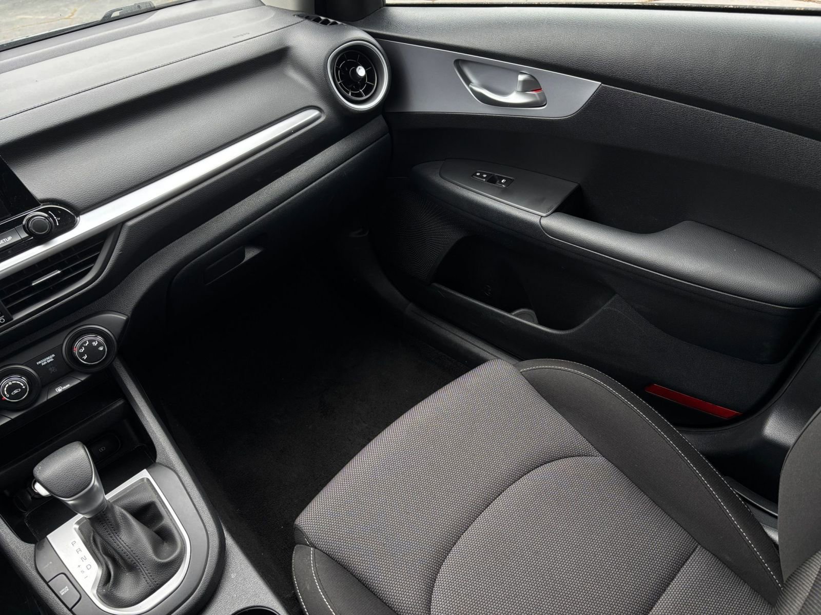 2024 Kia Forte LXS 33