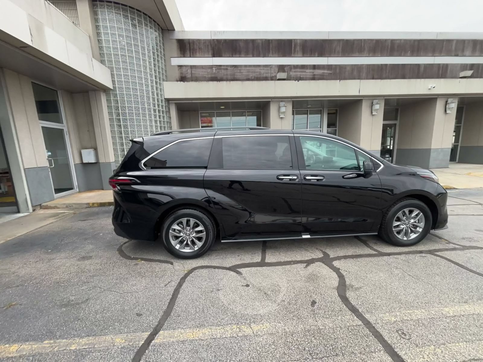 Thumbnail: 2025 Toyota Sienna - 15