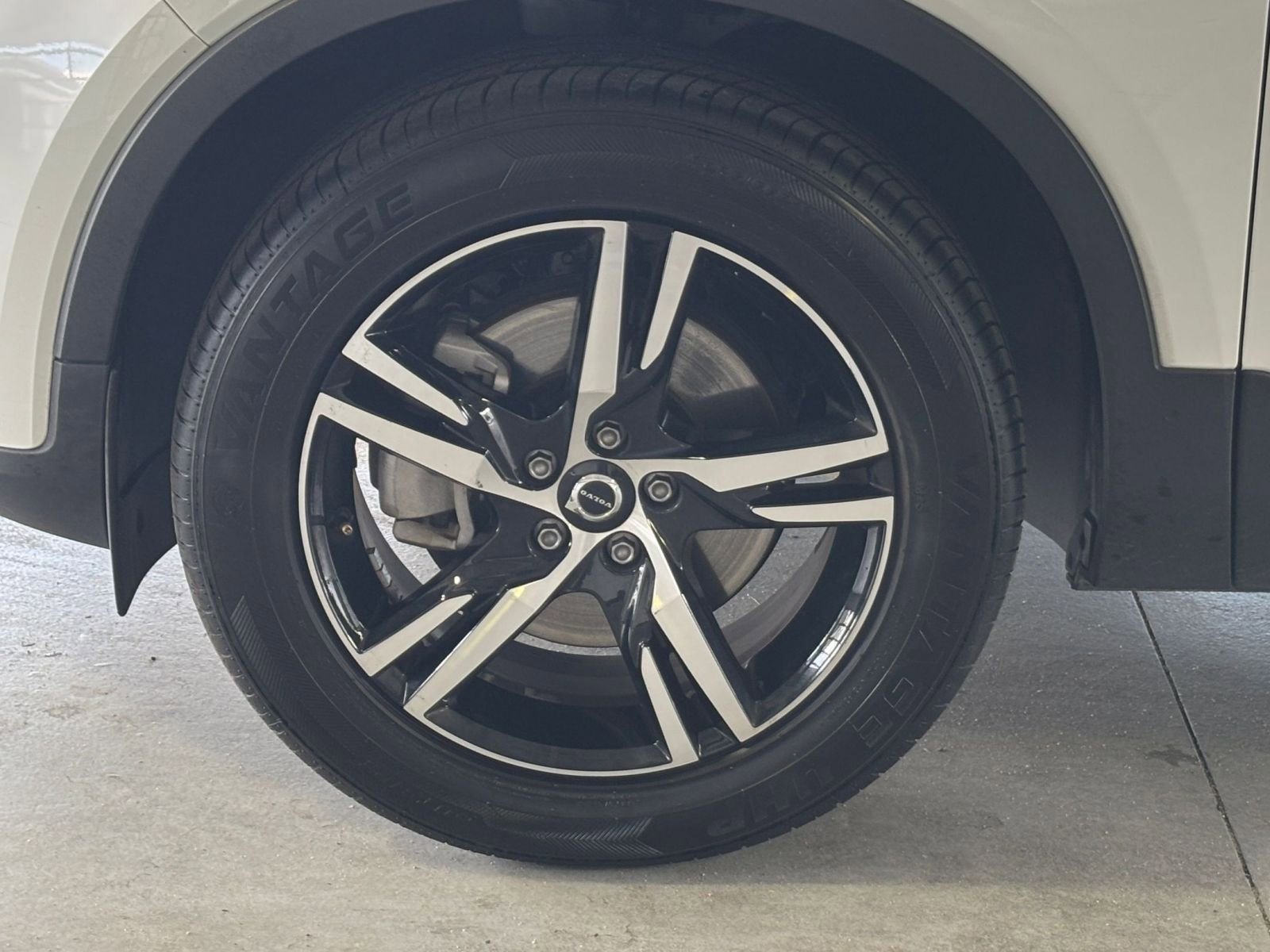 Thumbnail: 2024 Volvo XC40 - 30