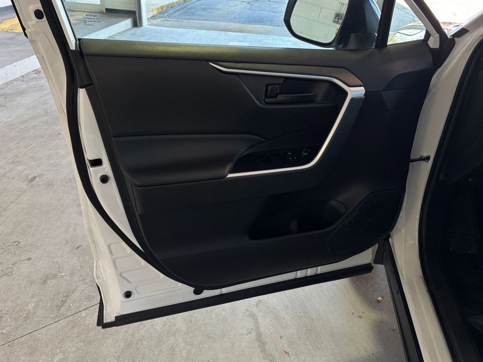 Thumbnail: 2025 Toyota RAV4 - 20