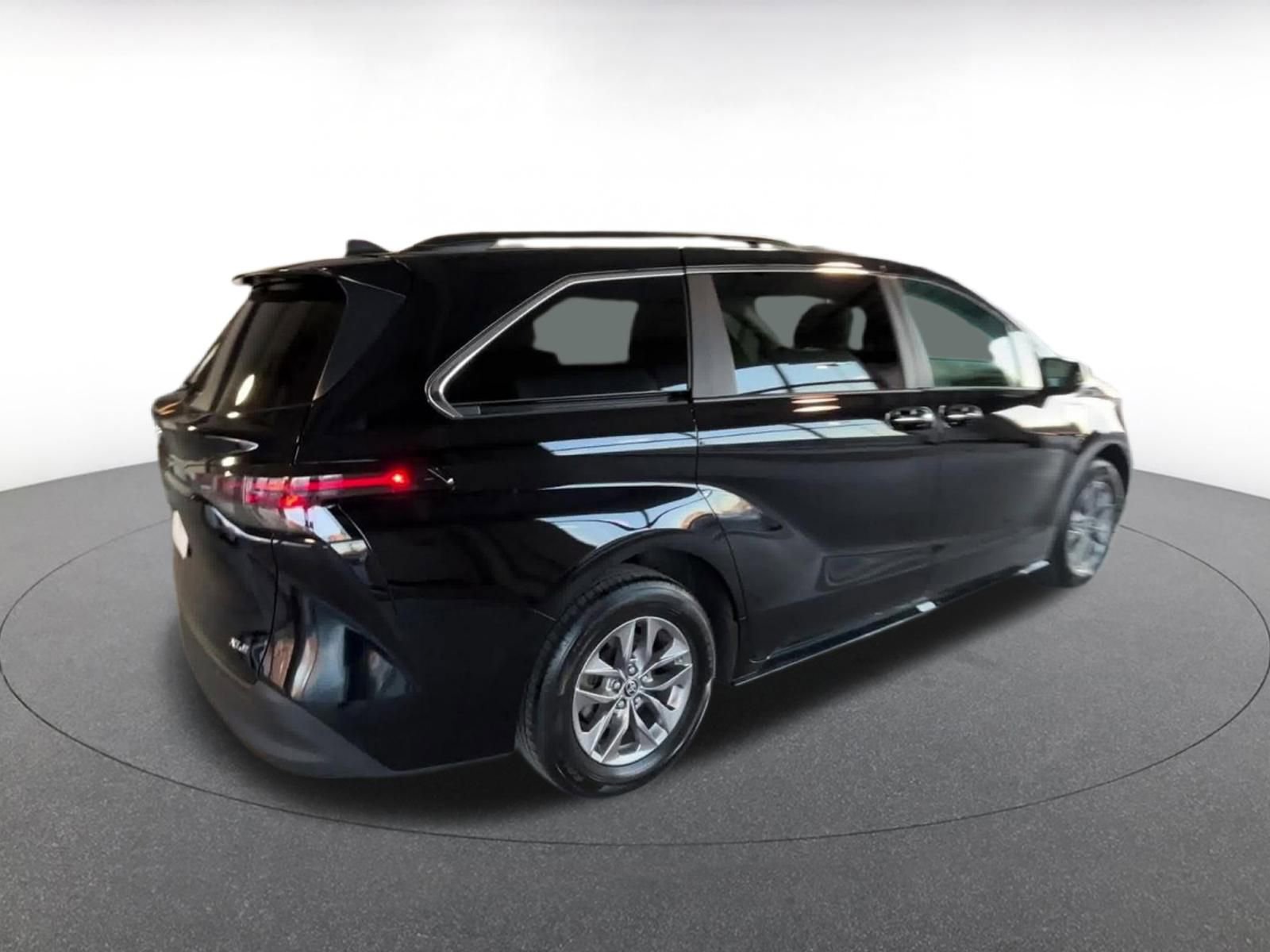 Thumbnail: 2025 Toyota Sienna - 16