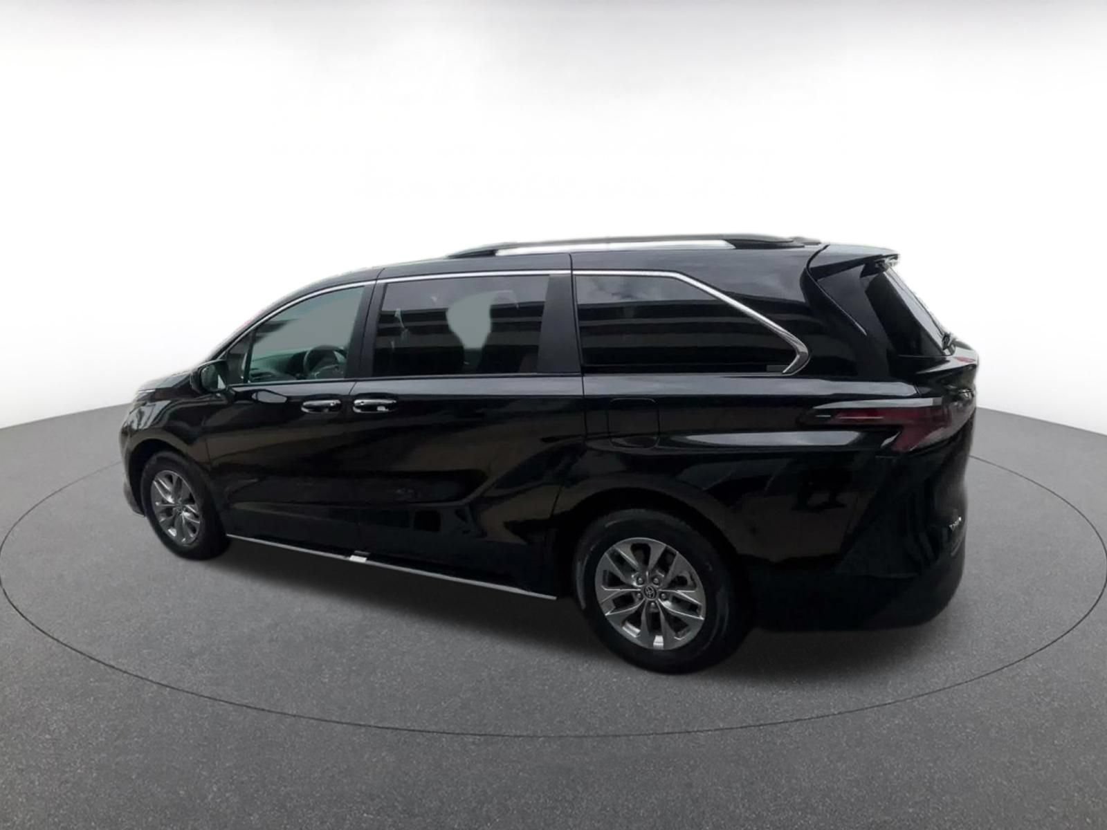 Thumbnail: 2025 Toyota Sienna - 9