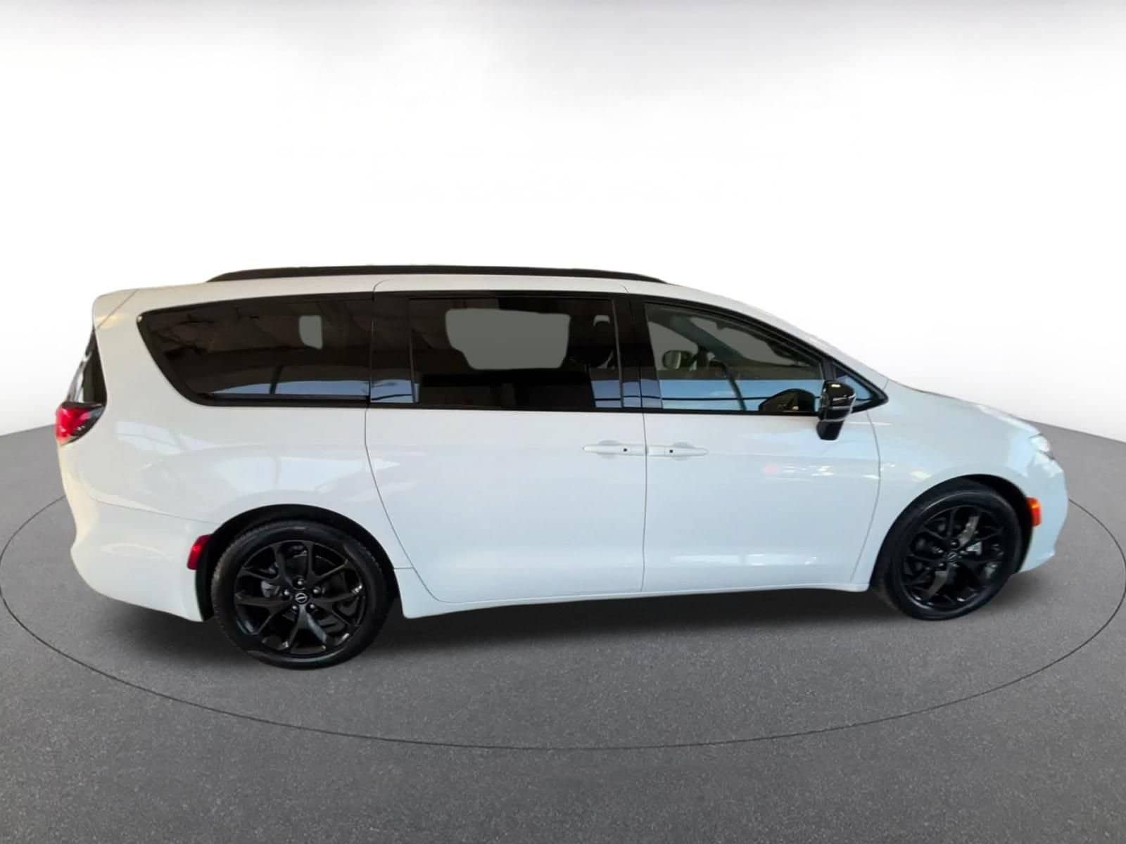 Thumbnail: 2025 Chrysler Pacifica - 16