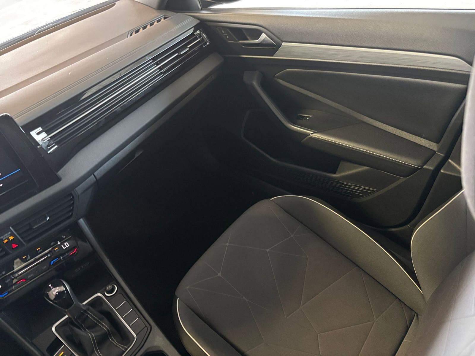 Thumbnail: 2025 Volkswagen Jetta - 33