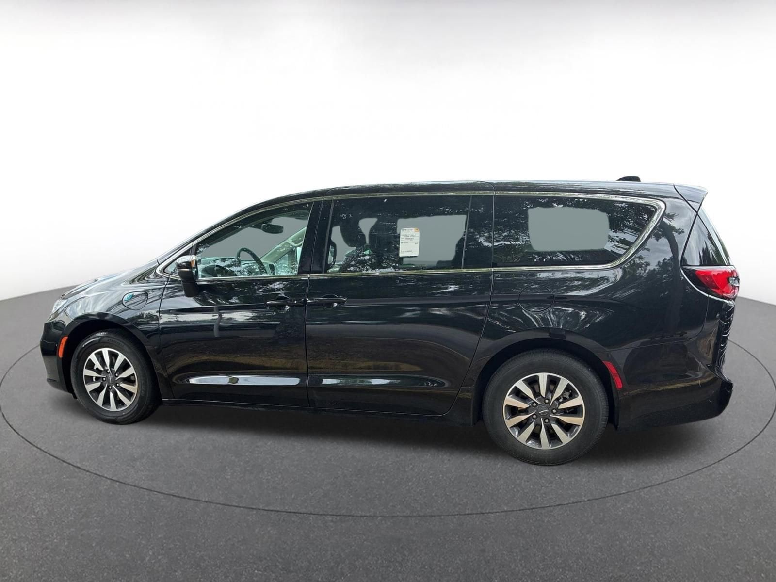 Thumbnail: 2023 Chrysler Pacifica - 7