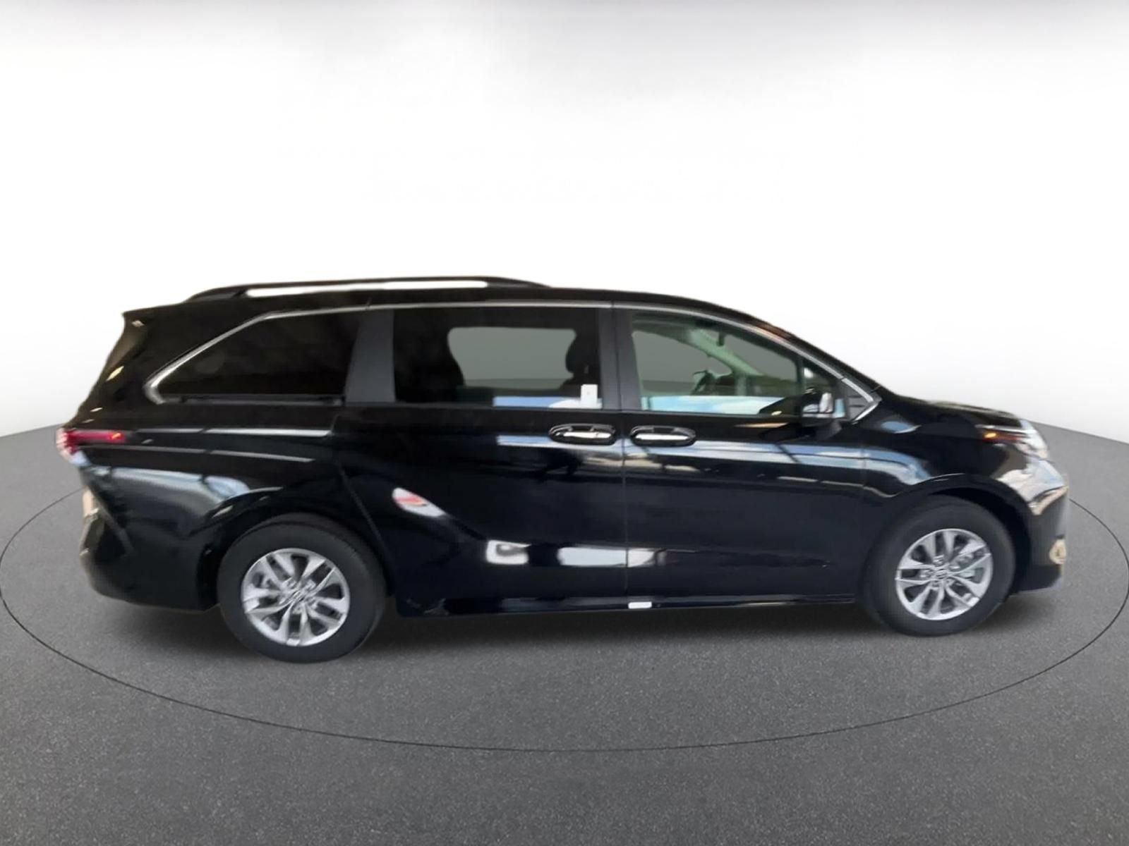 Thumbnail: 2025 Toyota Sienna - 15