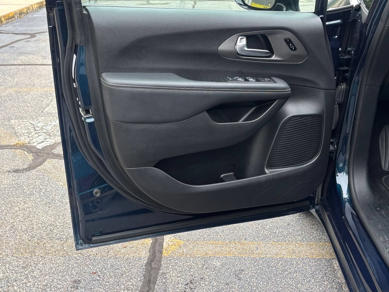 Thumbnail: 2025 Chrysler Pacifica - 18