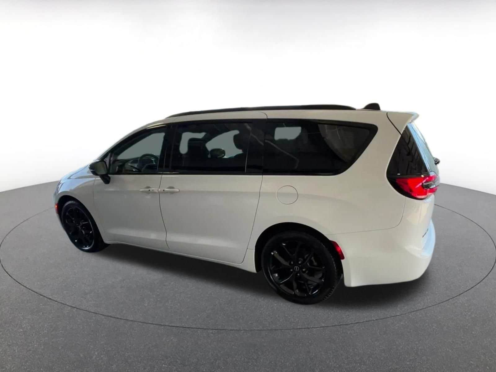 Thumbnail: 2025 Chrysler Pacifica - 10