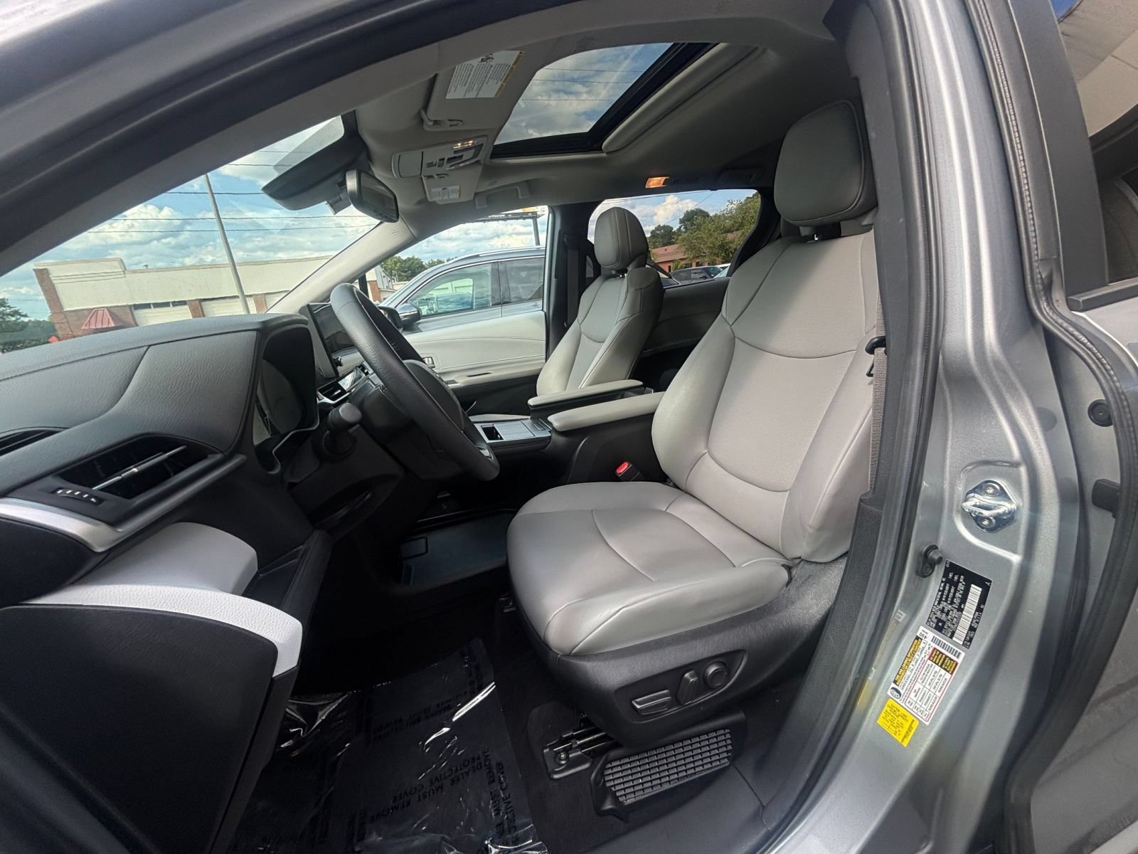 Thumbnail: 2025 Toyota Sienna - 27