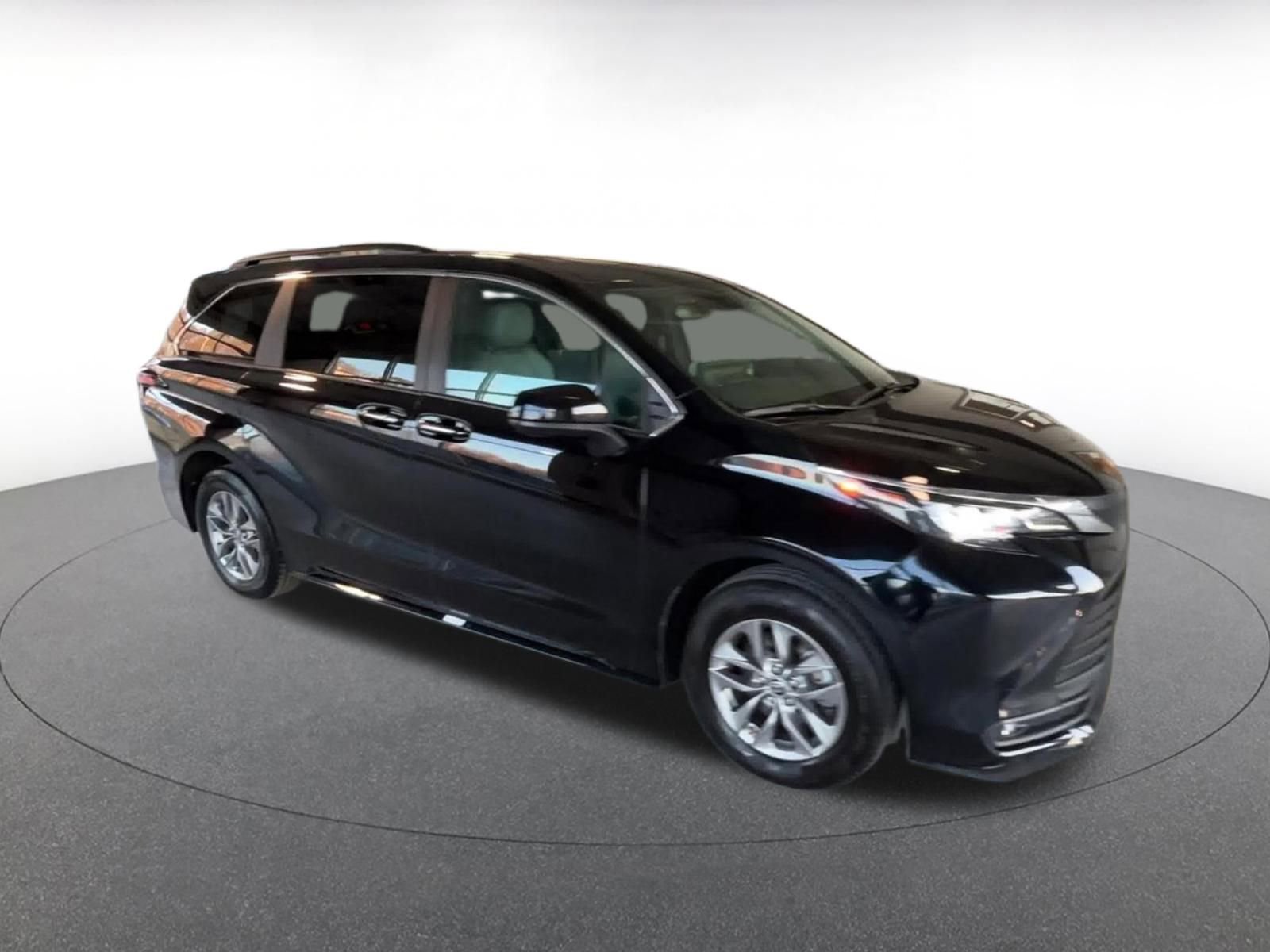 Thumbnail: 2025 Toyota Sienna - 3