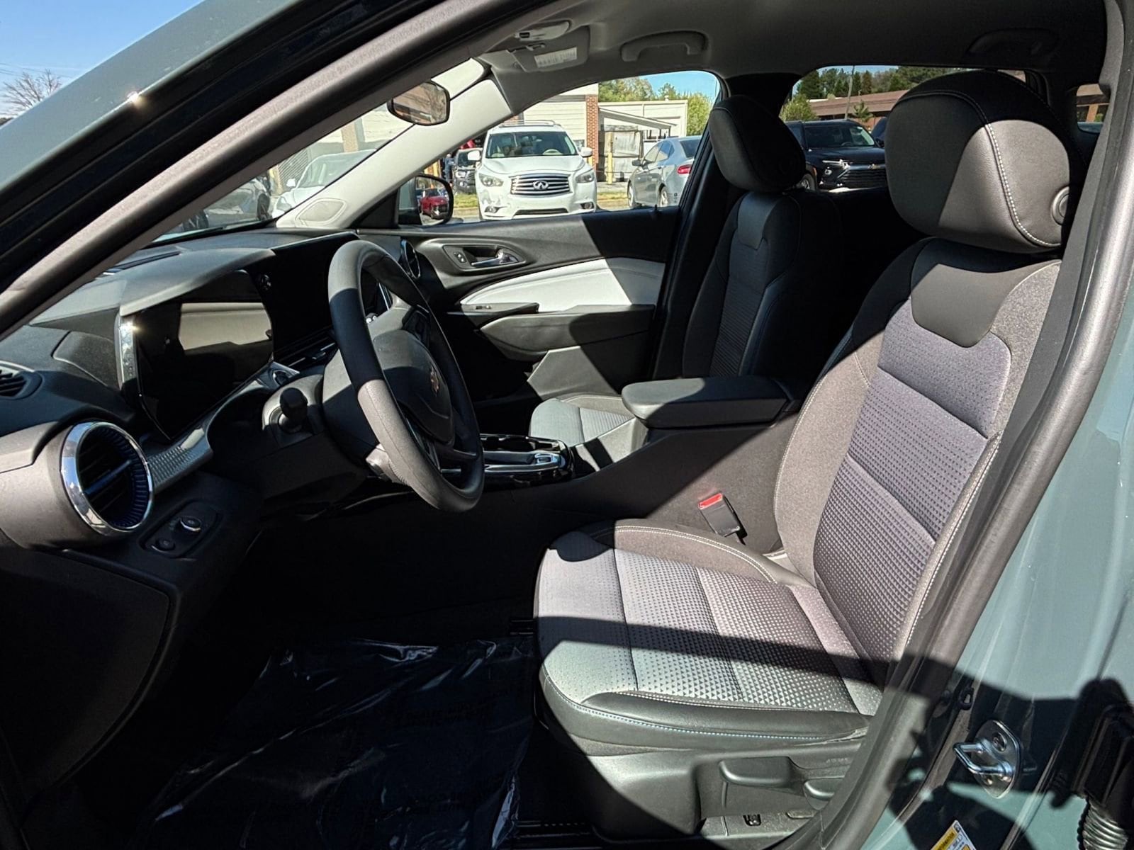 Thumbnail: 2025 Chevrolet Trax - 32