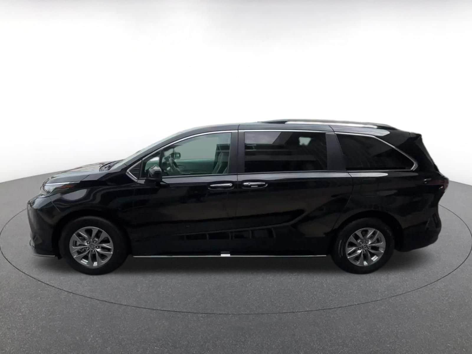Thumbnail: 2025 Toyota Sienna - 8