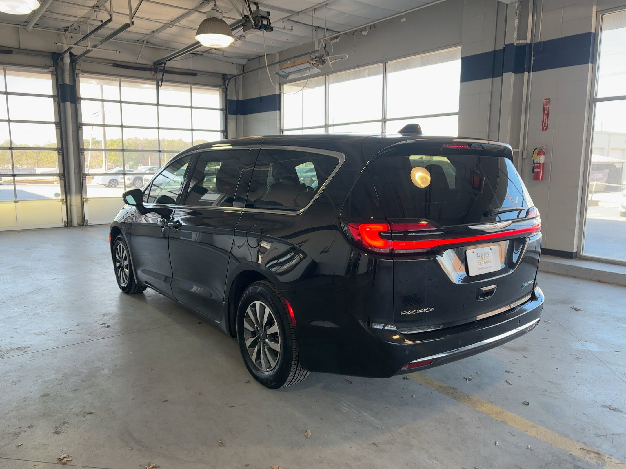 Thumbnail: 2023 Chrysler Pacifica - 8