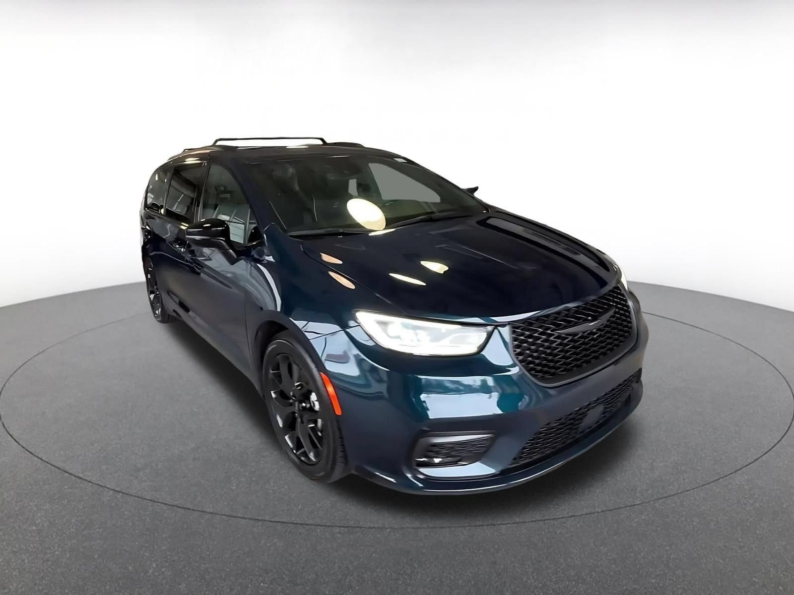 Thumbnail: 2025 Chrysler Pacifica - 3