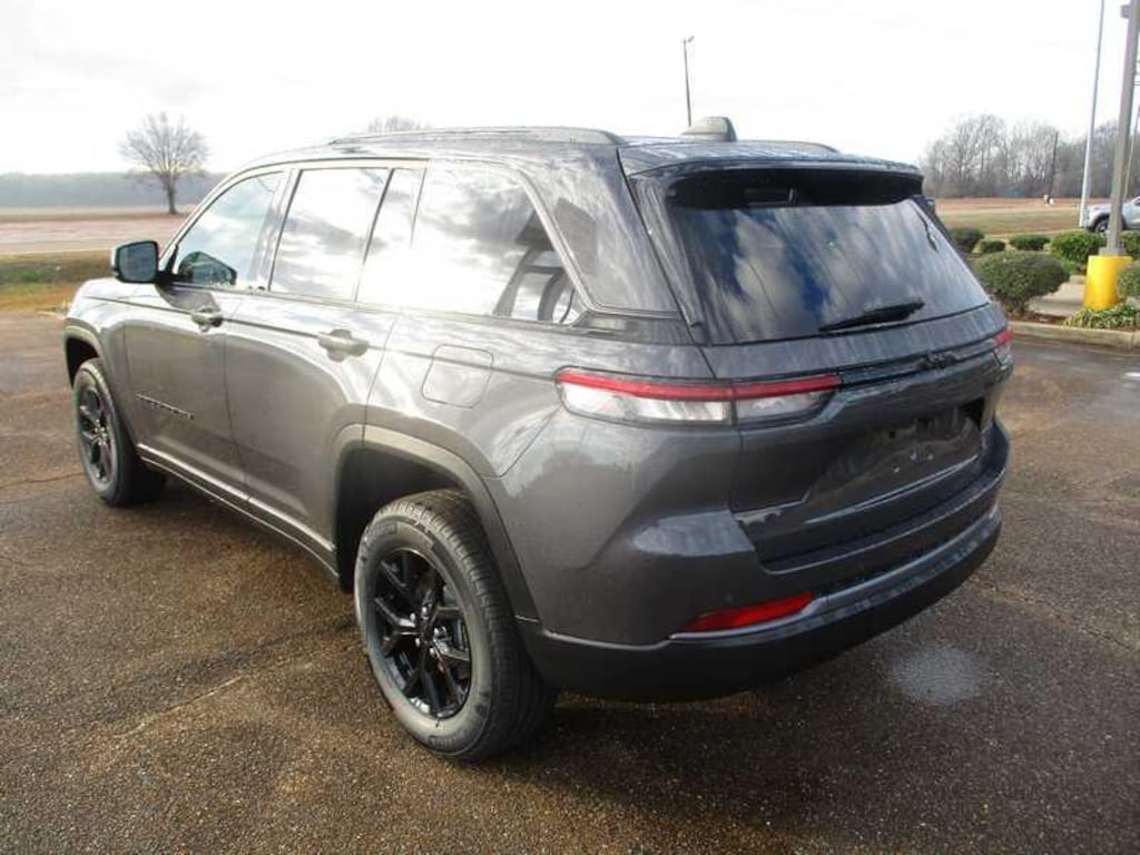 New 2026 Jeep Grand Cherokee Laredo Sport Utility