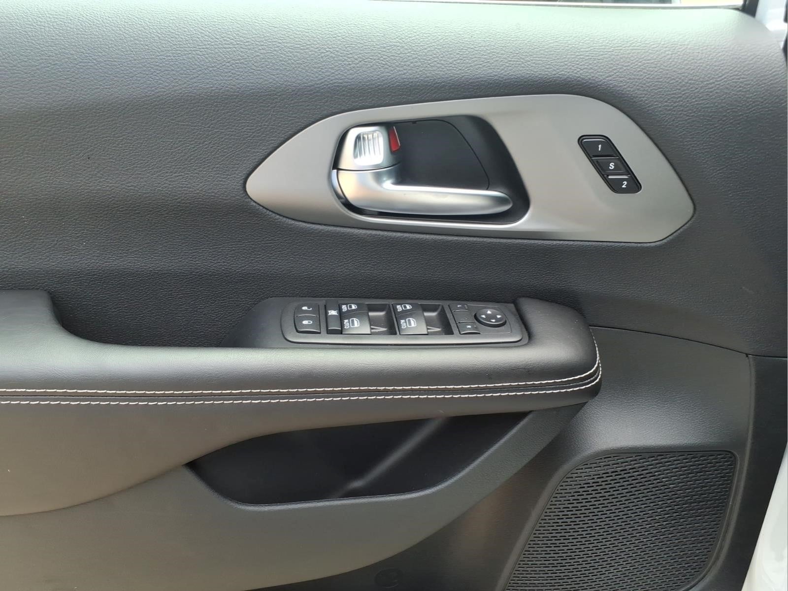 2027 Chrysler Pacifica Select - Photo 14