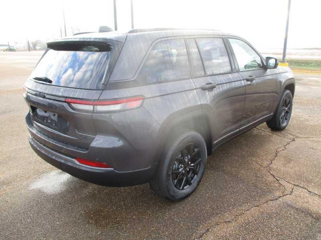 New 2026 Jeep Grand Cherokee Laredo Sport Utility