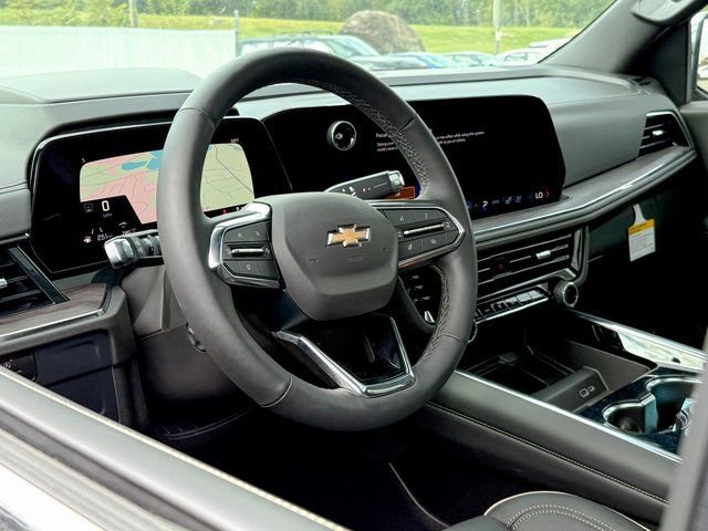 2025 Chevrolet Suburban Premier photo 3