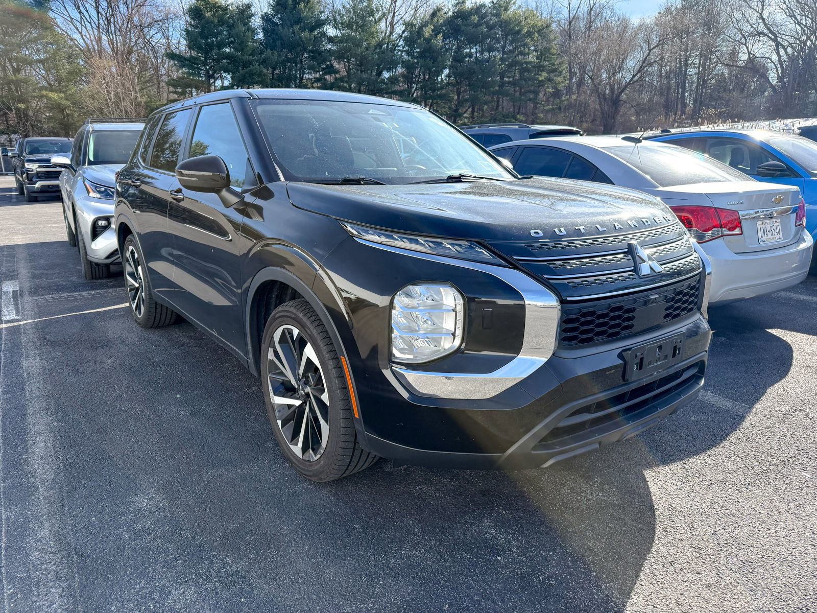 2022 Mitsubishi Outlander ES's photo