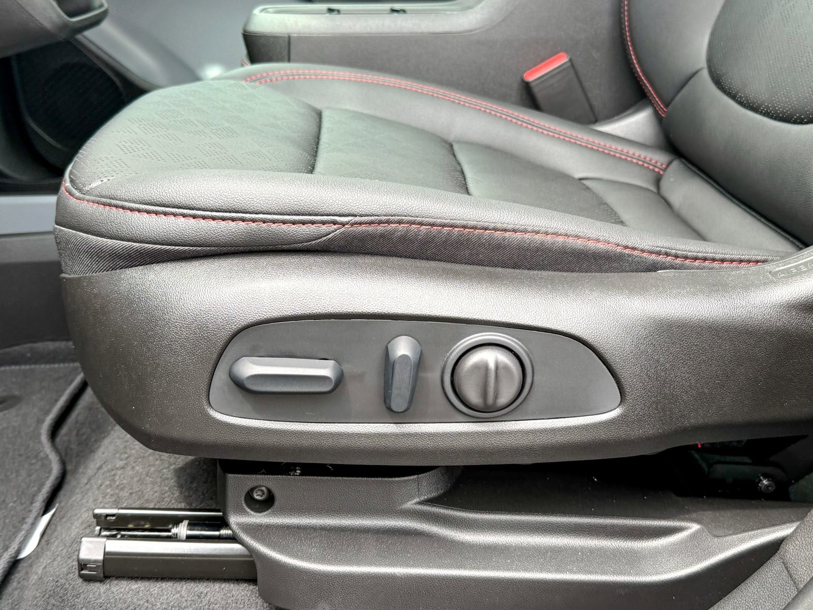 2027 Chevrolet Bolt RS - Photo 18
