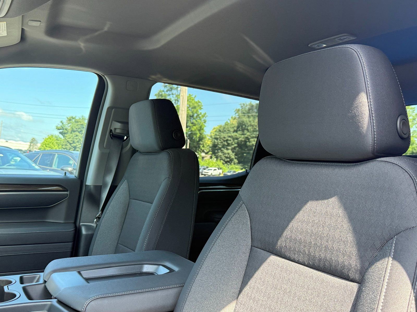 2025 Chevrolet Silverado 1500 LT photo 4