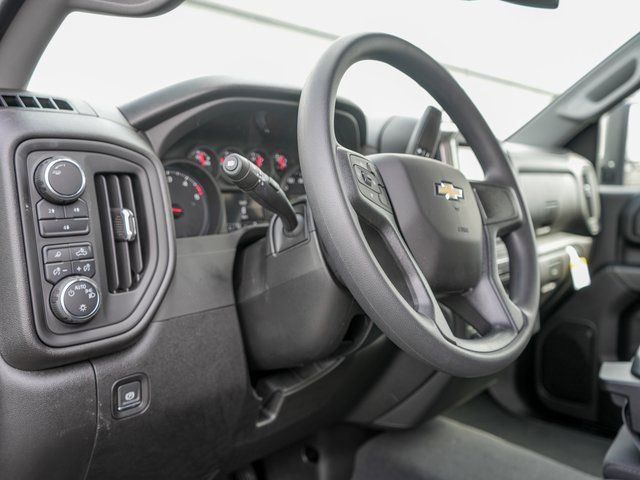 2025 Chevrolet Silverado 2500HD Custom photo 3