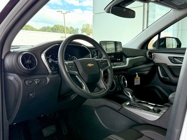 2025 Chevrolet Blazer 2LT photo 2