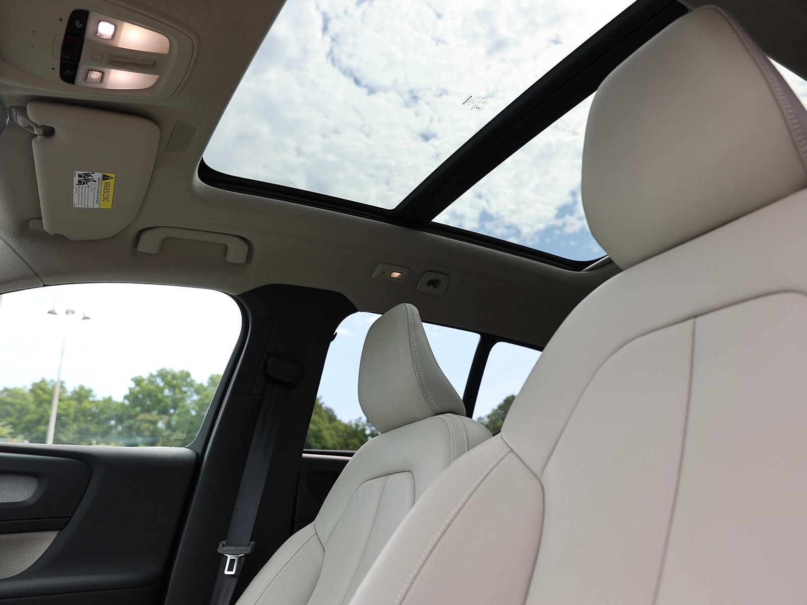 2023 Volvo XC40 AWD Plus photo 2