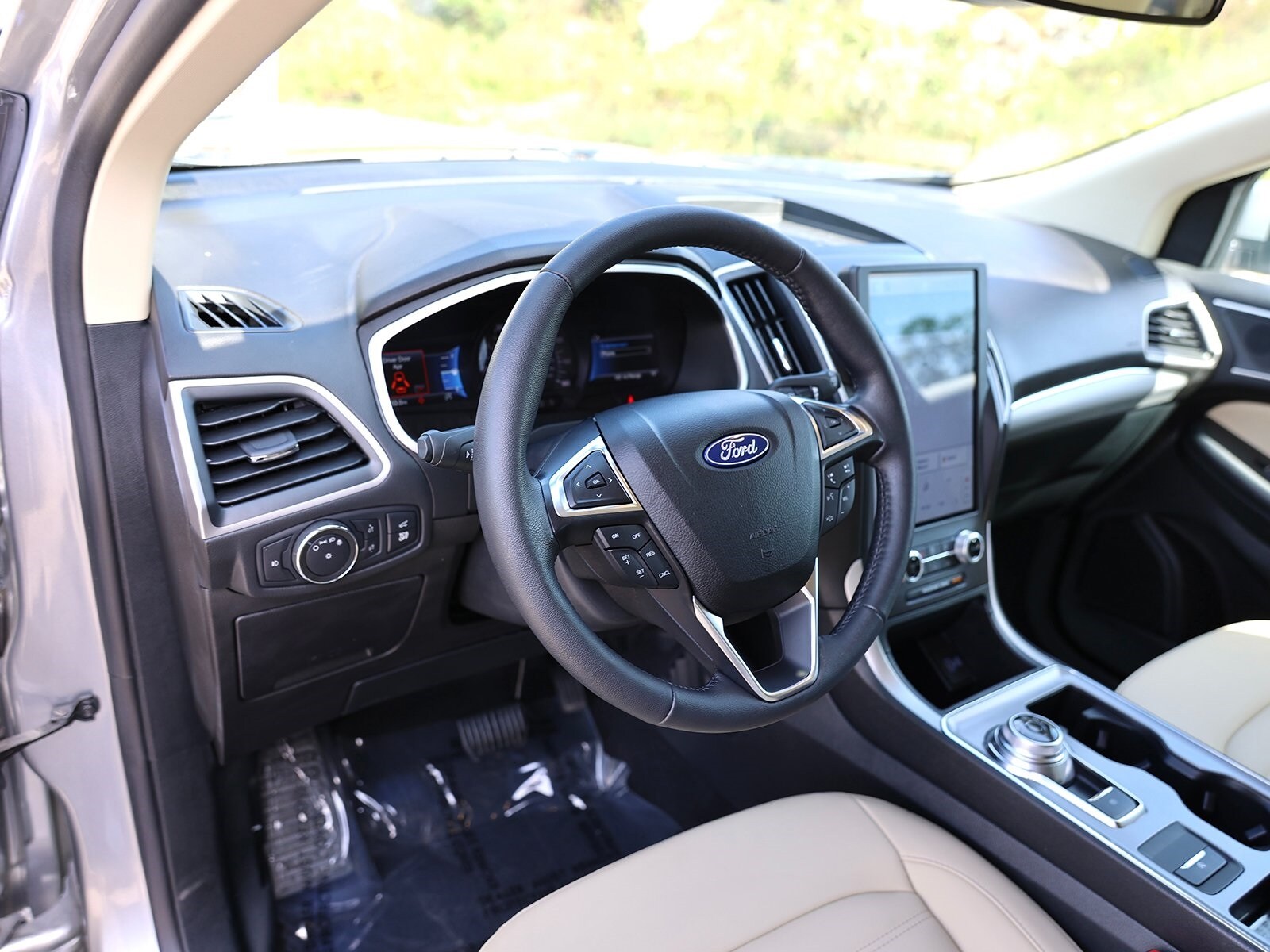 2021 Ford Edge SEL photo 3
