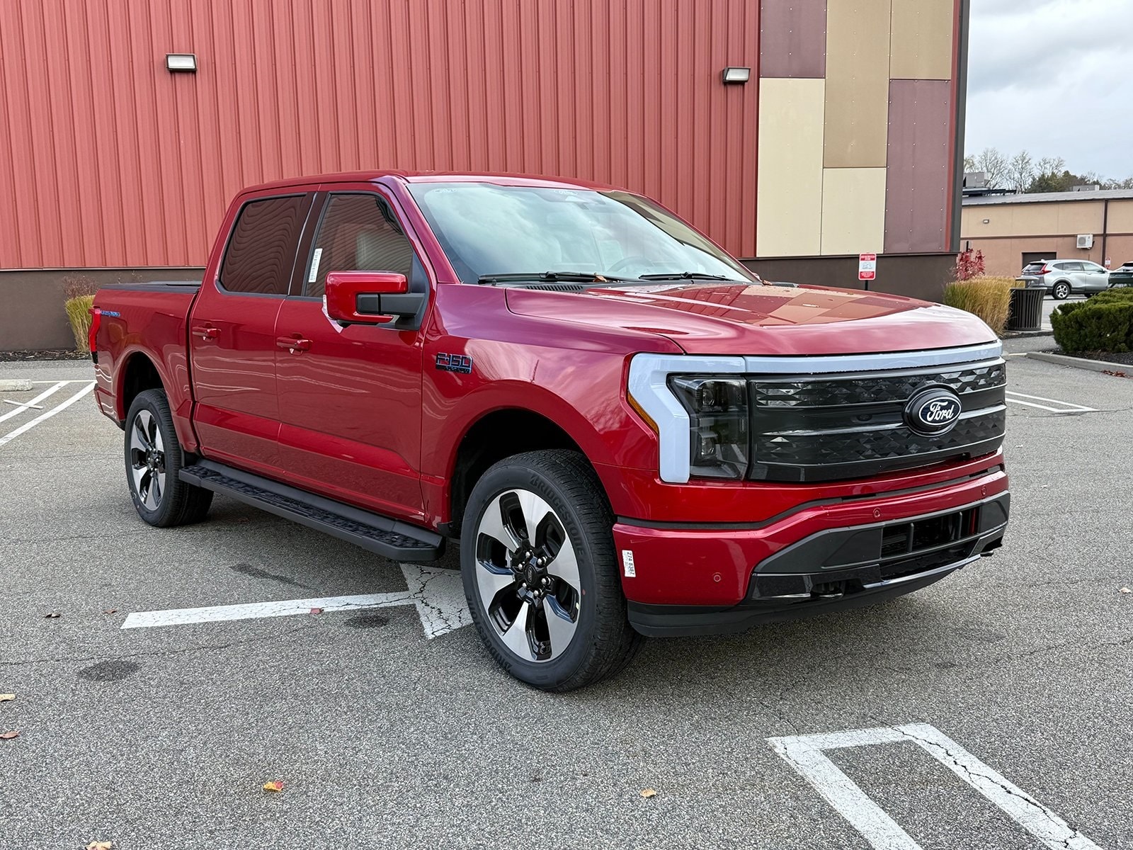 2025 Ford F-150 Lightning Platinum's photo