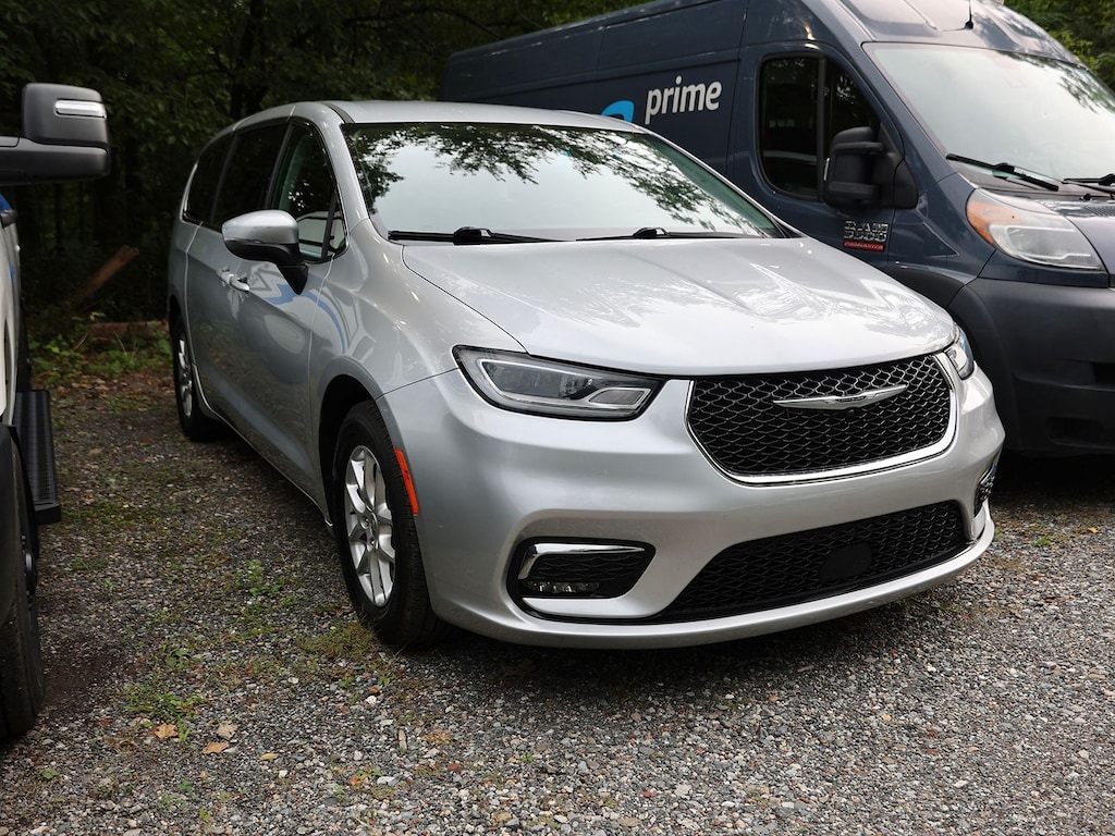 Used 2023 Chrysler Pacifica Touring L Van Passenger Van