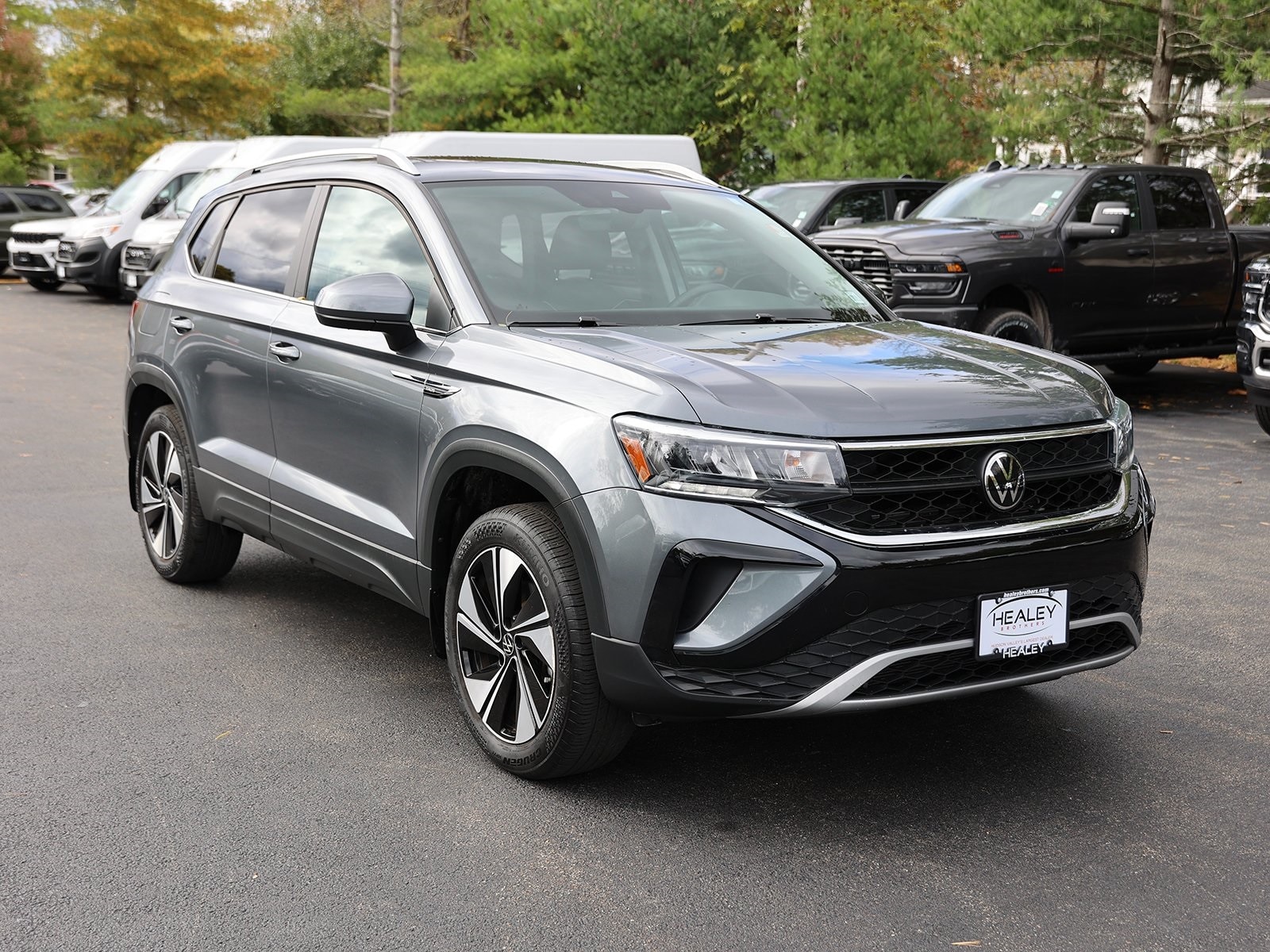 2024 Volkswagen Taos SE's photo