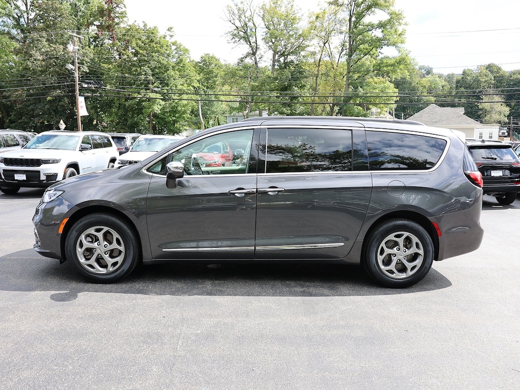 Used 2022 Chrysler Pacifica Limited Van Passenger Van