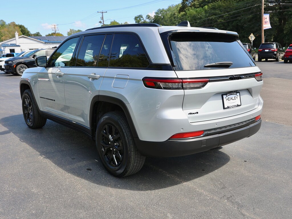 Used 2024 Jeep Grand Cherokee Laredo SUV