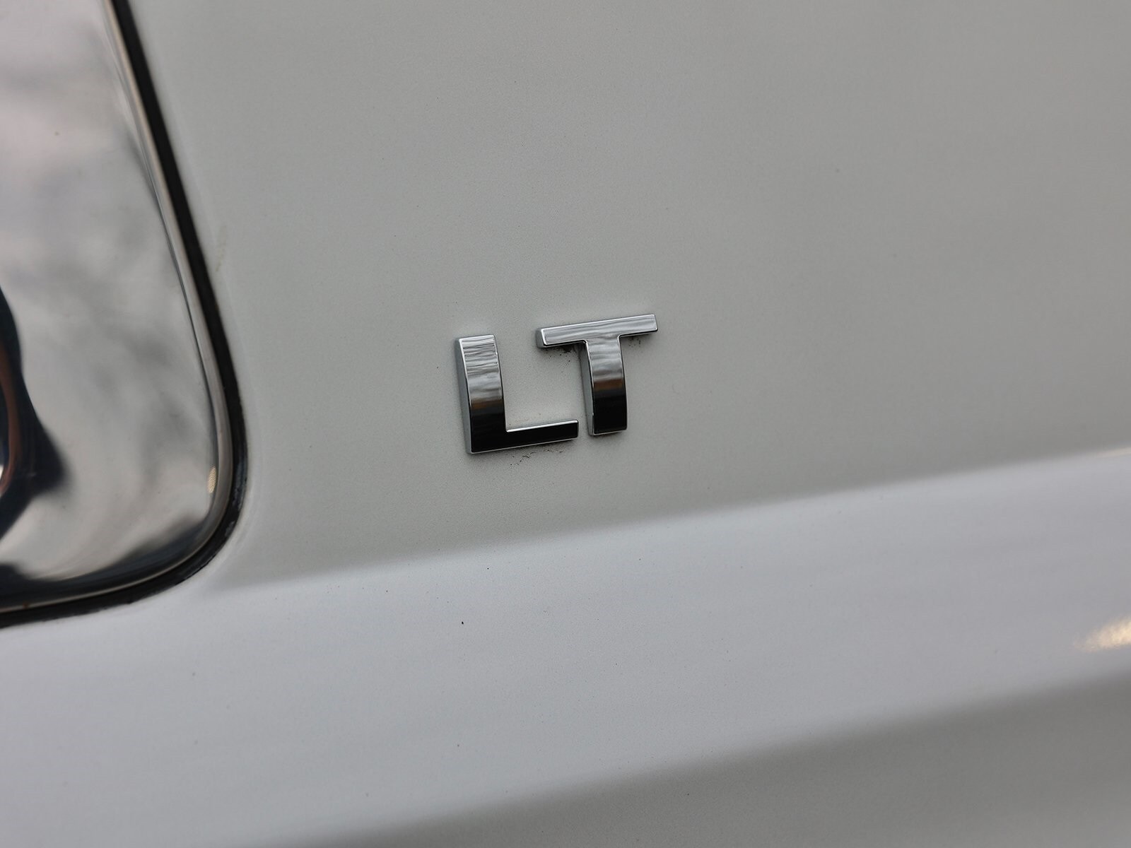 2017 Chevrolet Suburban LT photo 2