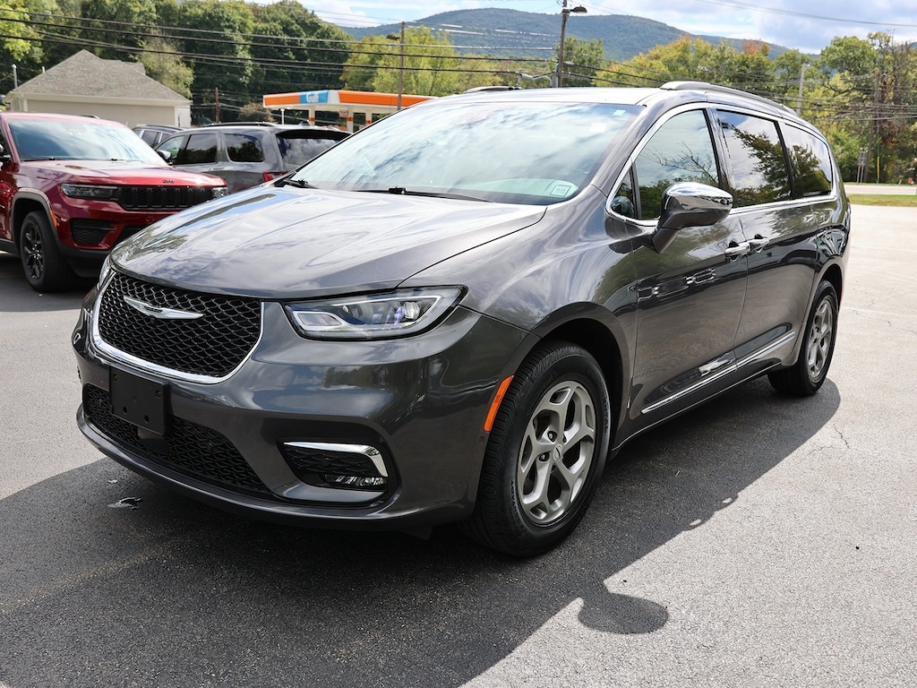 Used 2022 Chrysler Pacifica Limited Van Passenger Van