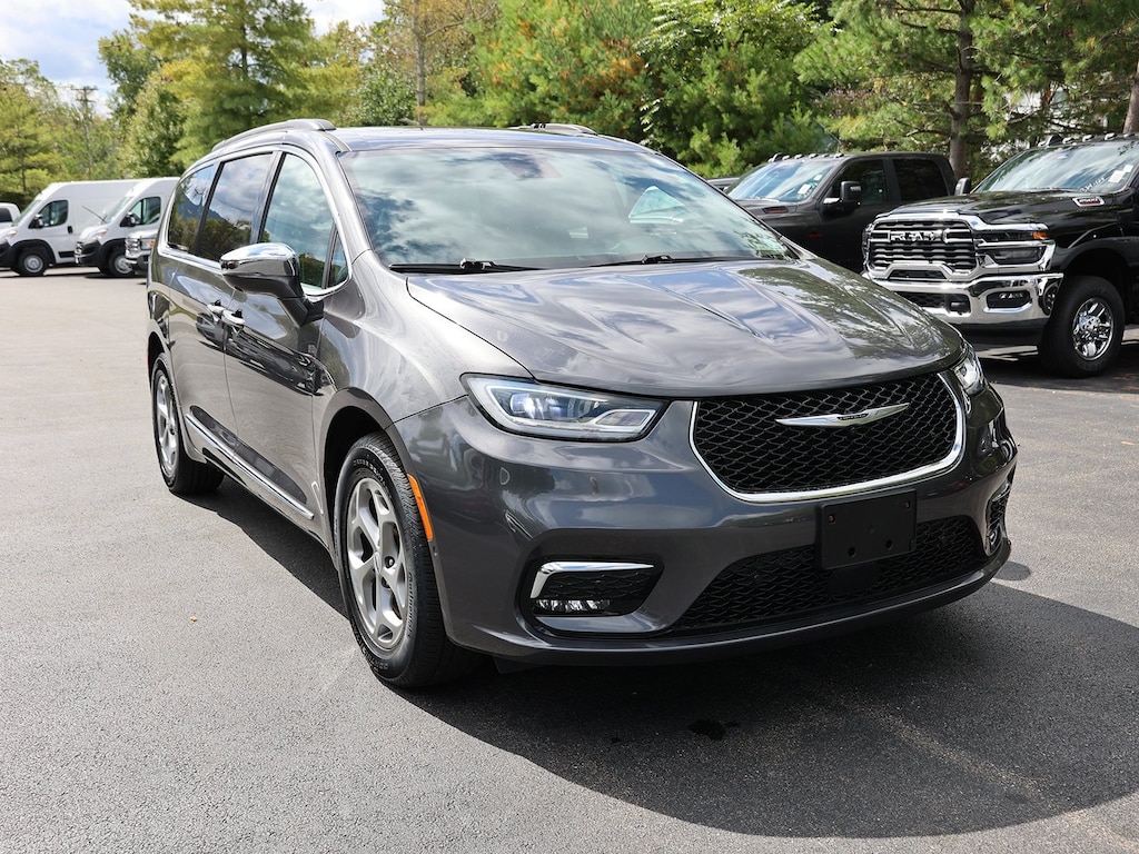 Used 2022 Chrysler Pacifica Limited Van Passenger Van